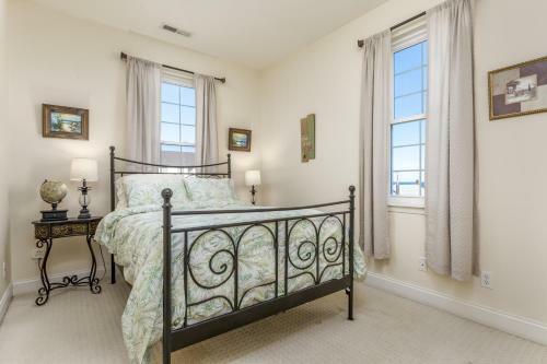 Saint Louis Ave, Unit D