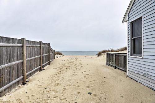 Apartamento Cape Cod Condo With Yard 300 Ft To Craigville Beach!