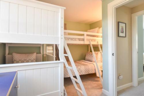 810 Beautifully Updated Steps From Private Pond Access Short Drive To Breakwater Beach