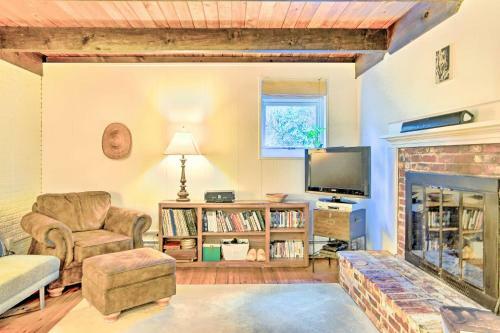 Serene Cape Cod Getaway With Deck Near Beaches!