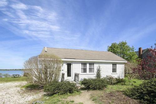 446 Waterfront Fun Awaits In This Huge Family Estate