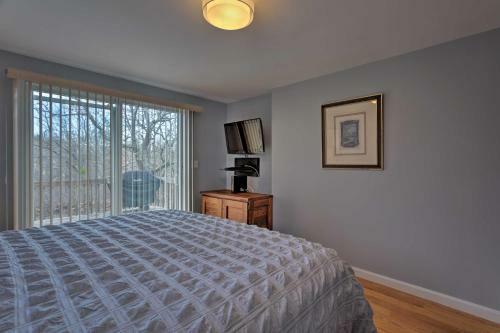 Quiet Cottage With Deck - 4mi To Beach And Shops!