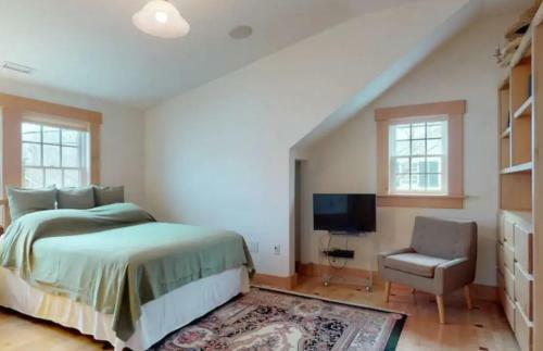 Edgartown Village - Close To Main Street Home