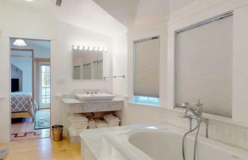 Edgartown Village - Close To Main Street Home