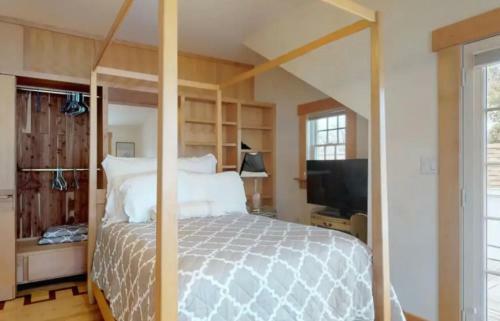 Edgartown Village - Close To Main Street Home