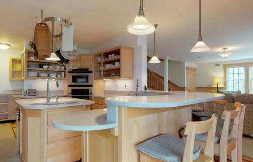 Edgartown Village - Close To Main Street Home