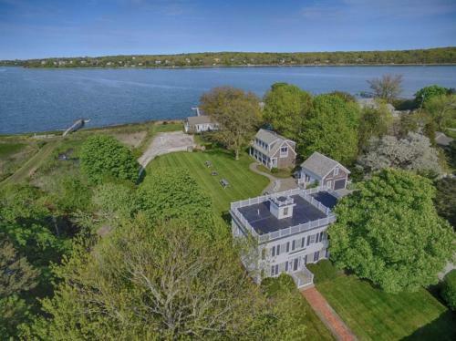 446d - Waterfront, Amazing Views, Large Deck, Close To Beaches And Town!