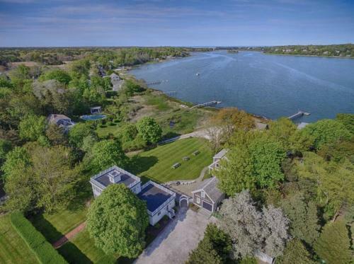 446d - Waterfront, Amazing Views, Large Deck, Close To Beaches And Town!
