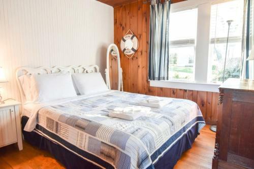 446d - Waterfront, Amazing Views, Large Deck, Close To Beaches And Town!