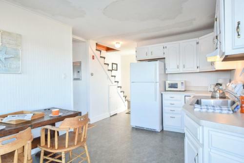 446d - Waterfront, Amazing Views, Large Deck, Close To Beaches And Town!