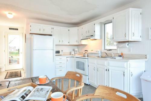446d - Waterfront, Amazing Views, Large Deck, Close To Beaches And Town!