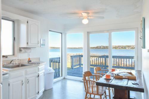 446d - Waterfront, Amazing Views, Large Deck, Close To Beaches And Town!