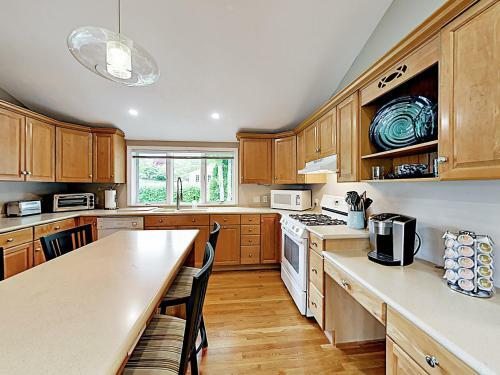 New Listing! Magnificent Retreat On Deans Pond Home