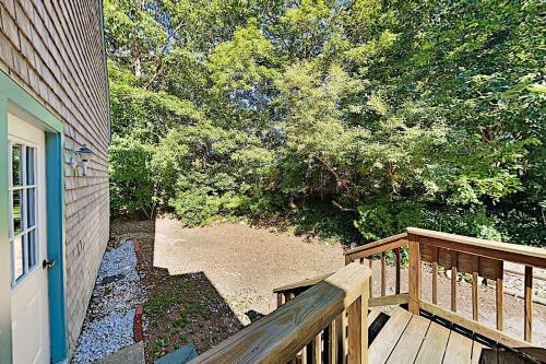 Well-appointed Cape Getaway - Near Dining & Beach Home
