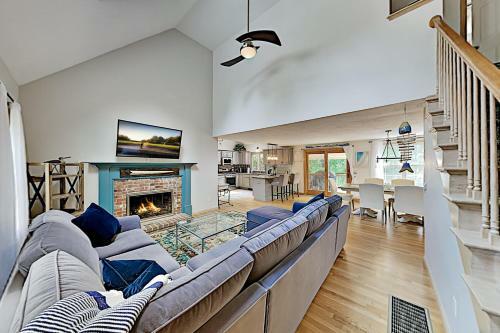 Well-appointed Cape Getaway - Near Dining & Beach Home
