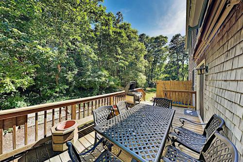Well-appointed Cape Getaway - Near Dining & Beach Home
