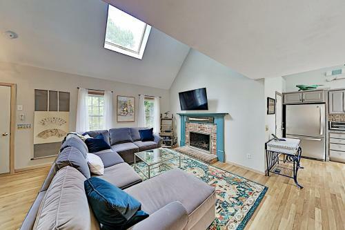 Well-appointed Cape Getaway - Near Dining & Beach Home