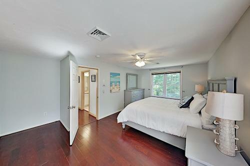 Well-appointed Cape Getaway - Near Dining & Beach Home