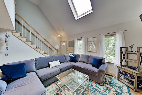 Well-appointed Cape Getaway - Near Dining & Beach Home