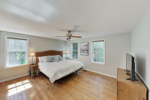 Well-appointed Cape Getaway - Near Dining & Beach Home