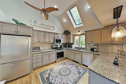 Well-appointed Cape Getaway - Near Dining & Beach Home