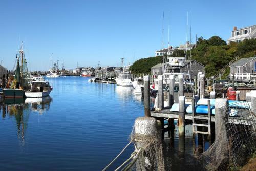 Island Breeze - Walk To The Beach & Downtown Home