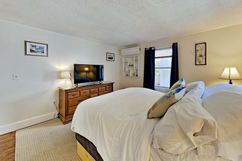 Island Breeze - Walk To The Beach & Downtown Home