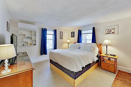 Island Breeze - Walk To The Beach & Downtown Home