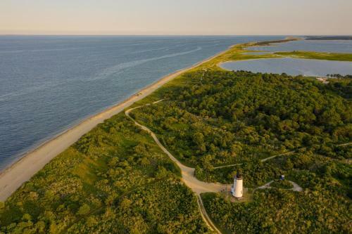 Island Breeze - Walk To The Beach & Downtown Home
