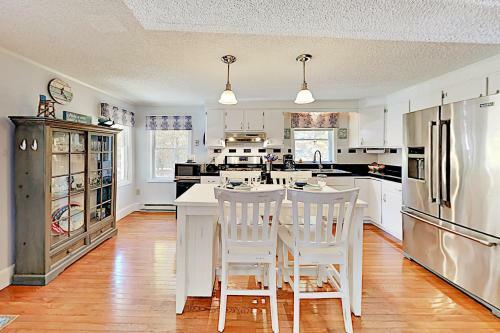 Island Breeze - Walk To The Beach & Downtown Home