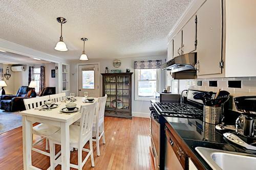 Island Breeze - Walk To The Beach & Downtown Home