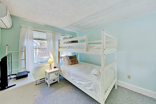 Island Breeze - Walk To The Beach & Downtown Home