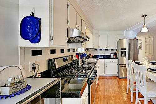 Island Breeze - Walk To The Beach & Downtown Home