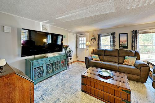 Island Breeze - Walk To The Beach & Downtown Home
