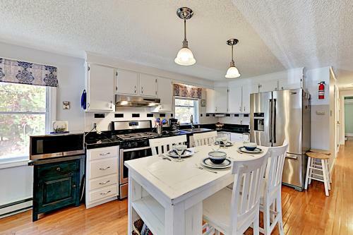 Island Breeze - Walk To The Beach & Downtown Home