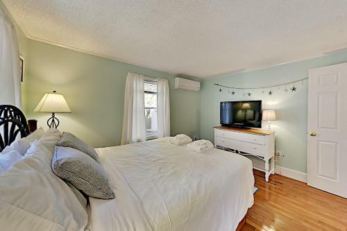 Island Breeze - Walk To The Beach & Downtown Home