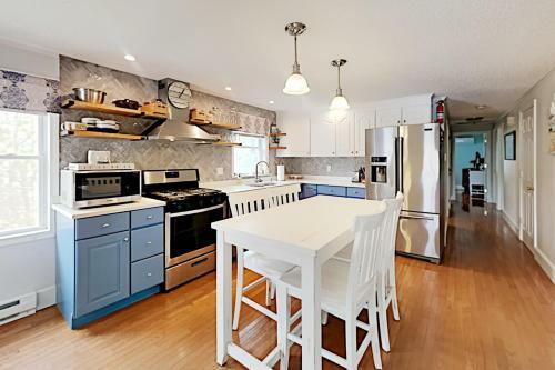 Island Breeze - Walk To The Beach & Downtown Home