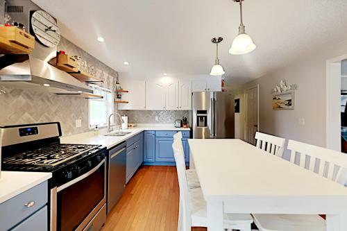 Island Breeze - Walk To The Beach & Downtown Home