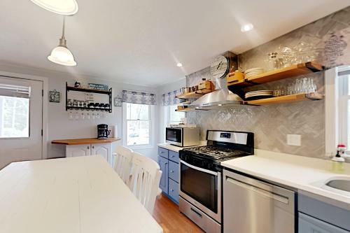 Island Breeze - Walk To The Beach & Downtown Home