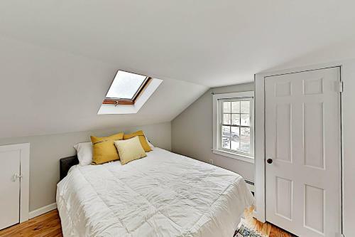Updated Home & Guest House - Walk To Beach Home