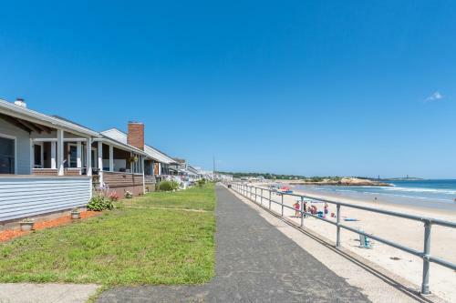 Ocean Front Cottage - Long Beach