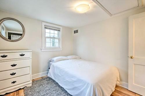Quaint And Bright Pocasset Cottage About 2 Mi To Beach!
