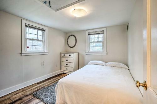 Quaint And Bright Pocasset Cottage About 2 Mi To Beach!