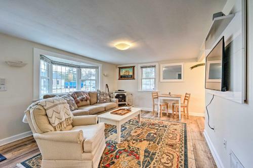 Quaint And Bright Pocasset Cottage About 2 Mi To Beach!