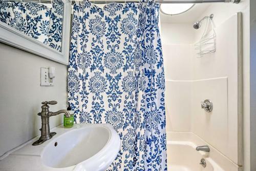 Quaint And Bright Pocasset Cottage About 2 Mi To Beach!