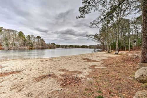 Quaint And Bright Pocasset Cottage About 2 Mi To Beach!