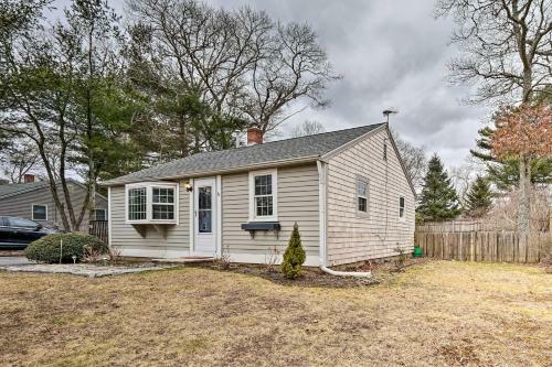 Quaint And Bright Pocasset Cottage About 2 Mi To Beach!