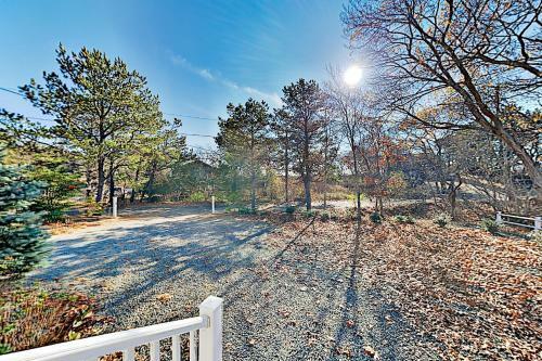 Chic Spacious Home - Half Mile To Commercial St Home