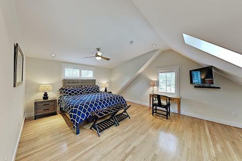 Chic Spacious Home - Half Mile To Commercial St Home