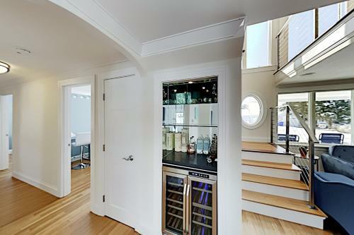 Harbor-view Home - Private Hot Tub - Walk To Beach Home